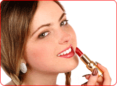 Jeune femme se maquillant avec un rouge à lèvres